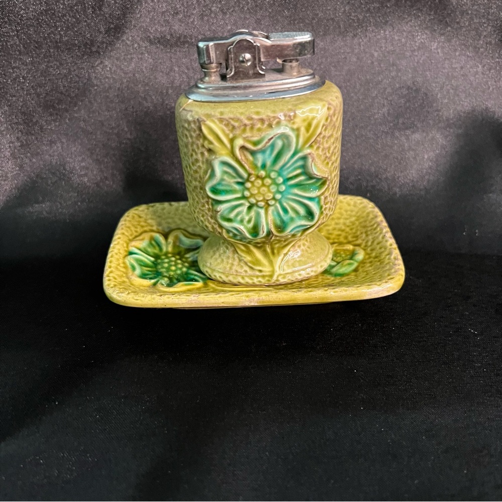 Royal Sealy Japan set of small fish and lighter